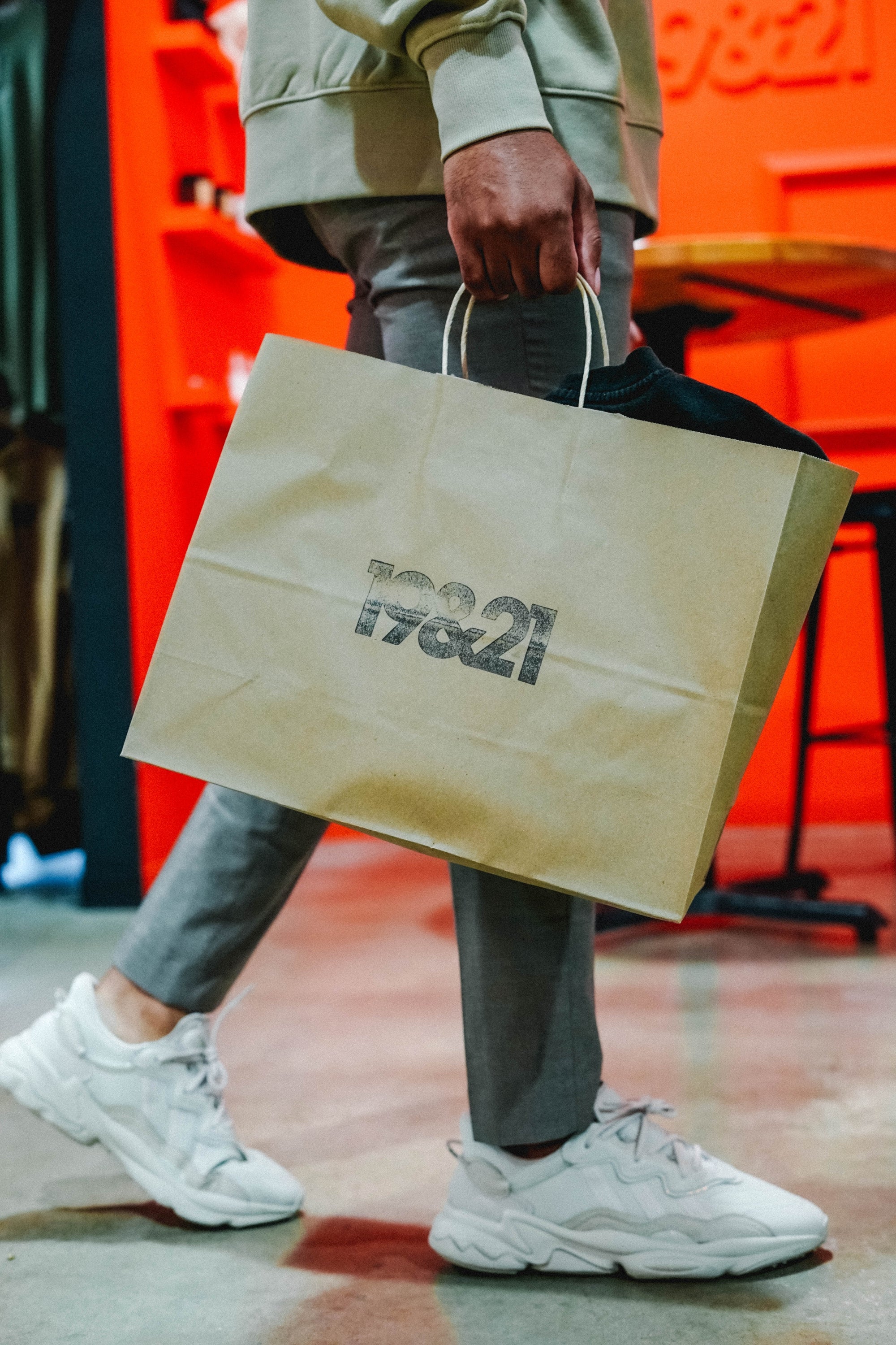 特雷提着购物袋