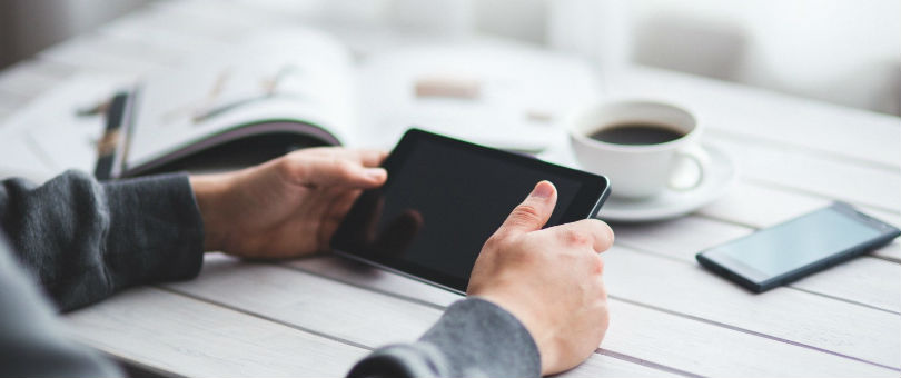 utilisateur consultant une tablette