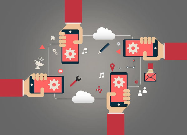 ilustração de várias mãos segurando celulares mostrando o símbolo de mecanismo e outros itens símbolicos como ferramentas, semicolcheias, nuvens, casas, entre outros