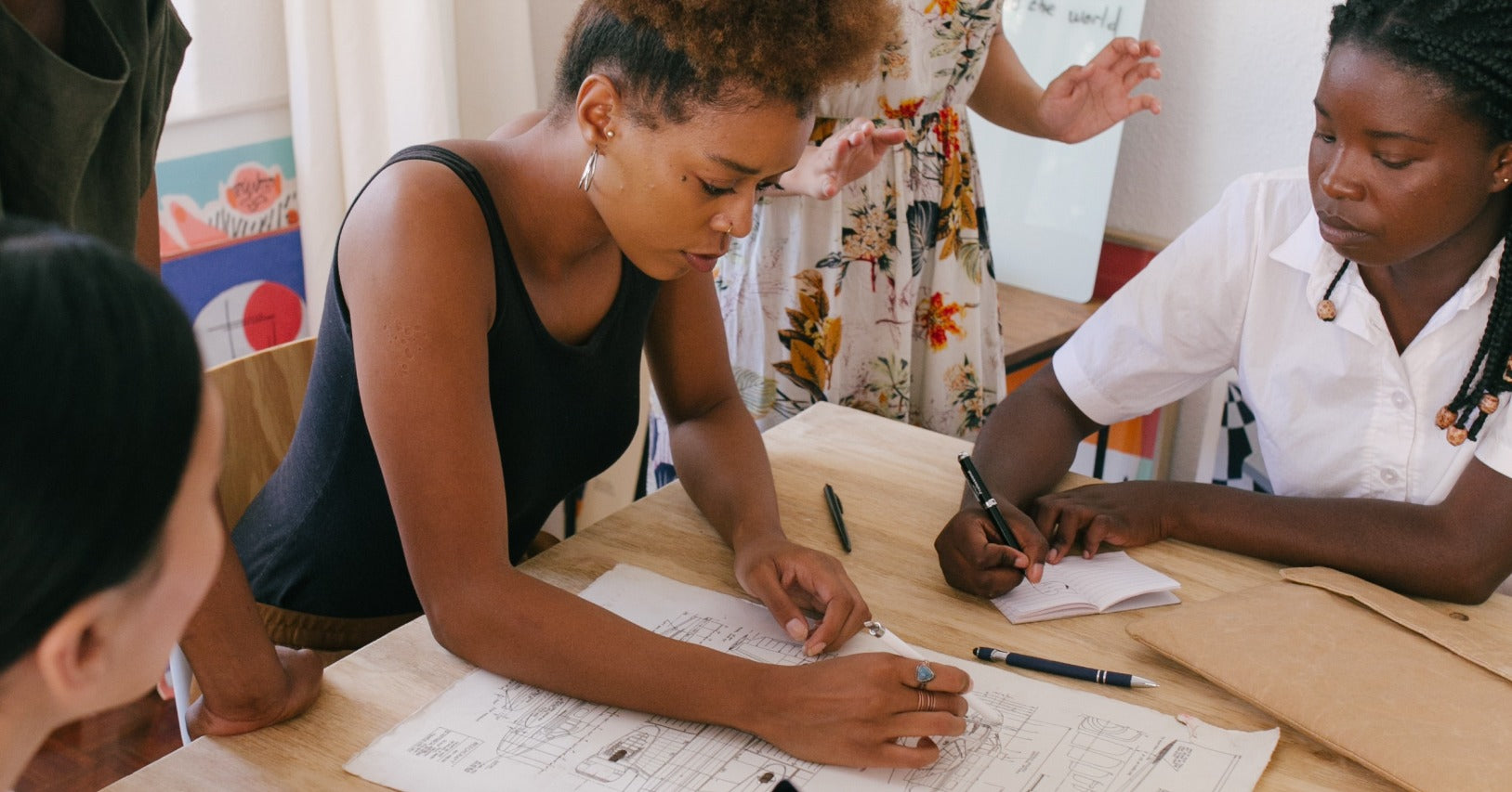 Grupo de mulheres em uma sessão头脑风暴