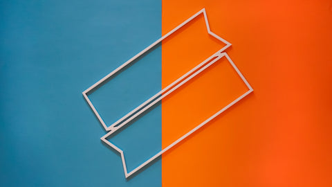 Imagem dividida ao meio em azul e laranja com duas setas diagonais no meio