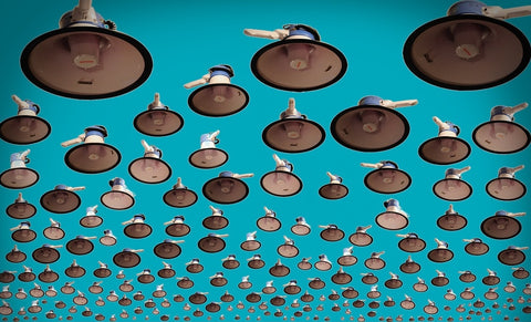 Vários megafones em um fundo azul