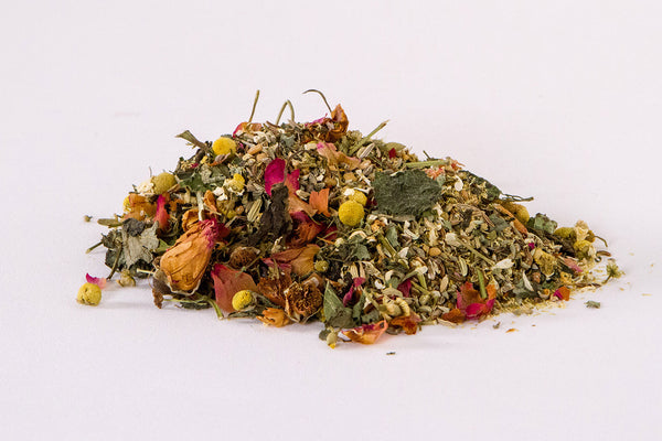 佛to de artigo sobre vender produtos para mães mostra um punhado de folhas de chá sobre uma mesa branca.