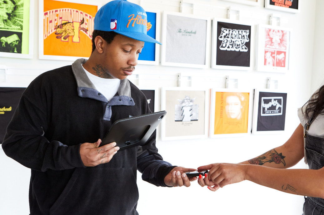 The Hundreds使用Shopify移动POS硬件在其零售店进行交易。