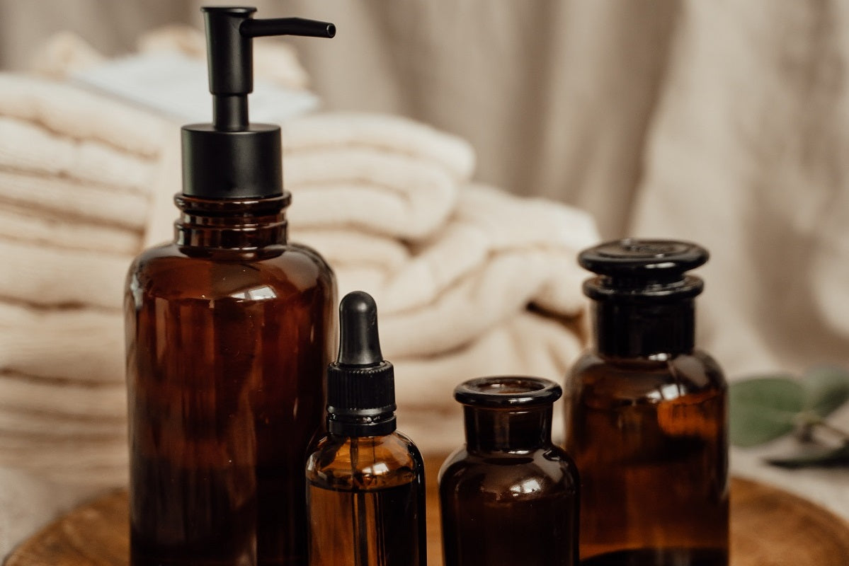 Das Foto zeigt verschiedene Tiegel mit Naturkosmetik. Im Beitrag findest du weitere nachhaltige Produkte Ideen.